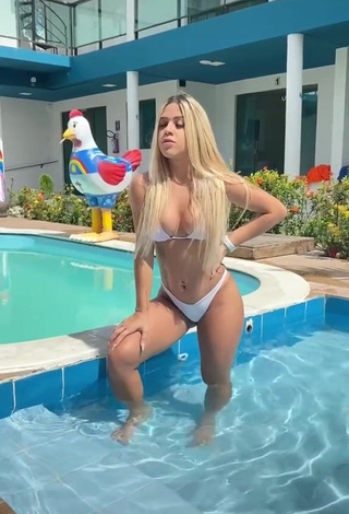 1. Sweetie Andressita Chegou in White Bikini at the Swimming Pool while Twerking