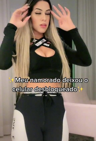 1. Hot Andressita Chegou Shows Cleavage in Black Crop Top