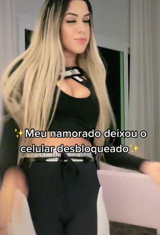 Hot Andressita Chegou Shows Cleavage in Black Crop Top