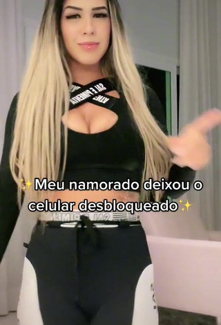 3. Hot Andressita Chegou Shows Cleavage in Black Crop Top