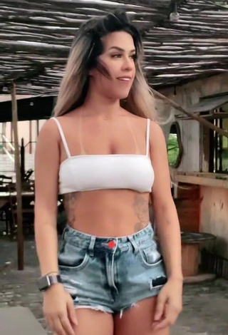 1. Sweetie Andressita Chegou in White Crop Top