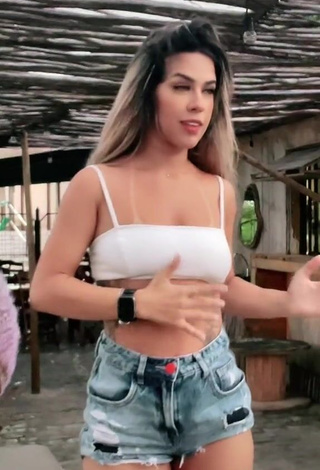 Sweetie Andressita Chegou in White Crop Top