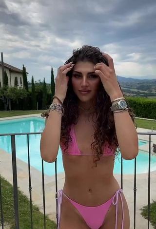 3. Erotic Ginevra Giaccherini in Pink Bikini at the Swimming Pool