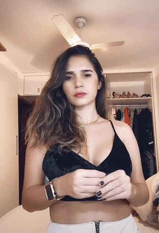 1. Erotic Gizelly Bicalho Shows Cleavage in Black Crop Top and Bouncing Boobs