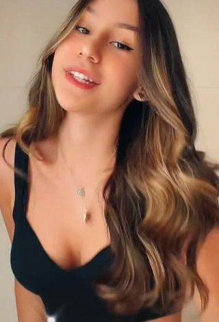 1. Irresistible Lais Gomes Shows Cleavage in Black Crop Top