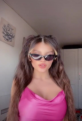 Wonderful Grisela Shows Cleavage in Pink Crop Top