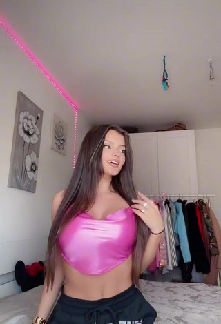 Sensual Grisela Shows Cleavage in Pink Crop Top