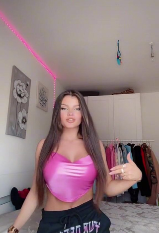 3. Sensual Grisela Shows Cleavage in Pink Crop Top