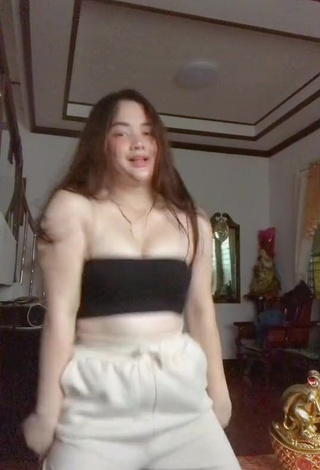 3. Hot Delacruz Jane Pauline Shows Cleavage in Black Crop Top