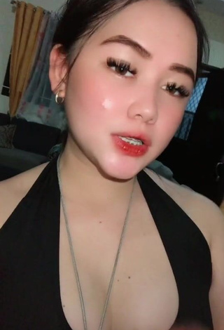 Seductive Delacruz Jane Pauline Shows Cleavage