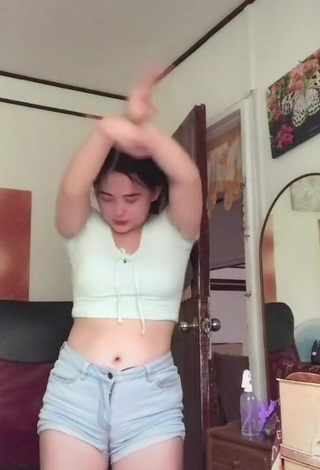 Delacruz Jane Pauline in Sexy Light Green Crop Top