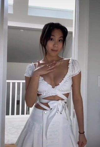 1. Beautiful Isaasung Shows Cleavage in Sexy White Crop Top