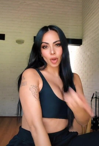 Erotic Jimena Sánchez Shows Cleavage in Black Sport Bra