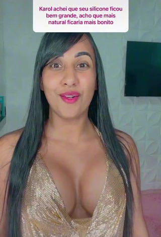 1. Hot Karollyny Campos Shows Cleavage in Golden Crop Top while Twerking