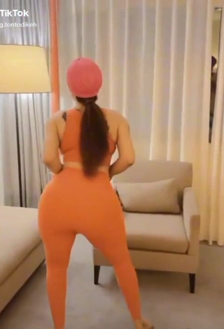 1. Erotic Tontolet Shows Big Butt