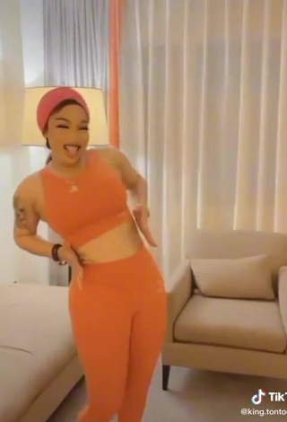 Erotic Tontolet Shows Big Butt