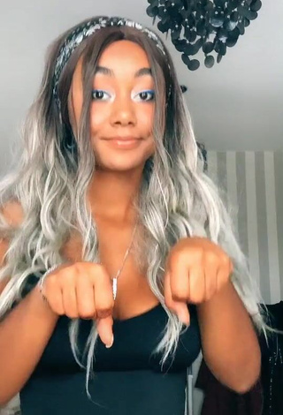 1. Attractive Elizabeth Anorue Shows Cleavage and Bouncing Tits