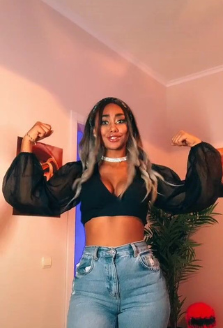 3. Elizabeth Anorue Shows Cleavage in Sweet Black Crop Top and Bouncing Tits