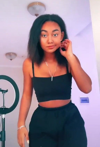 1. Hot Elizabeth Anorue Shows Cleavage in Black Crop Top