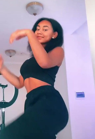 3. Hot Elizabeth Anorue Shows Cleavage in Black Crop Top