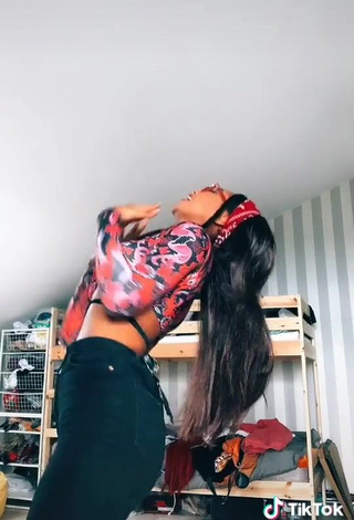 Breathtaking Elizabeth Anorue Shows Cleavage in Crop Top and Bouncing Tits