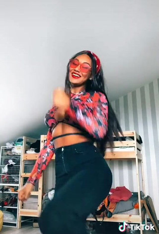 3. Breathtaking Elizabeth Anorue Shows Cleavage in Crop Top and Bouncing Tits