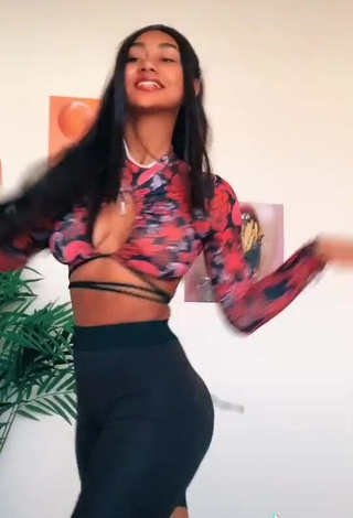 3. Amazing Elizabeth Anorue Shows Cleavage in Hot Crop Top