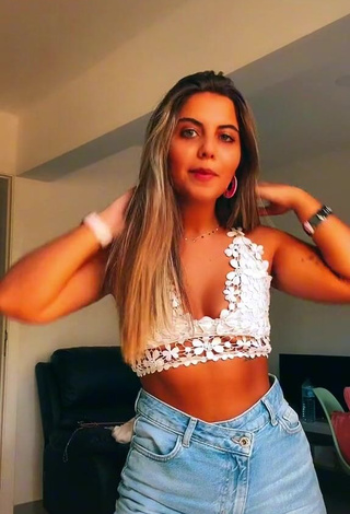 1. Captivating Maria Nunes Shows Cleavage in White Crop Top