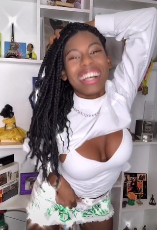 1. Sweetie MC Soffia Shows Cleavage in White Crop Top