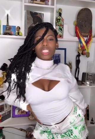 3. Sweetie MC Soffia Shows Cleavage in White Crop Top