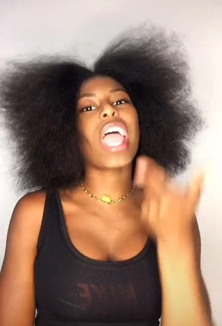 Captivating MC Soffia Shows Cleavage in Black Crop Top