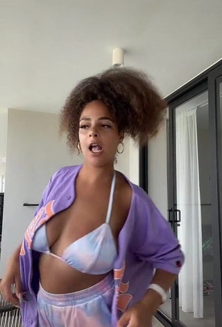 Beautiful peachy.mely Shows Cleavage in Sexy Bikini Top