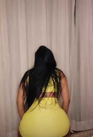 3. Hot Renee Blimgiz Shows Cleavage in Yellow Dress