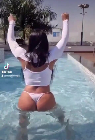 2. Cute Renee Blimgiz Shows Big Butt at the Pool