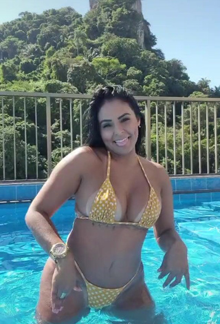 Renee Blimgiz Shows Cleavage in Inviting Polka Dot Bikini at the Swimming Pool (Side Boob)