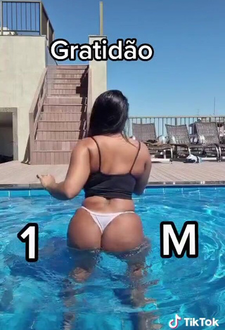 3. Pretty Renee Blimgiz Shows Big Butt at the Pool while Twerking