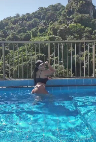 2. Really Cute Renee Blimgiz Shows Big Butt at the Swimming Pool