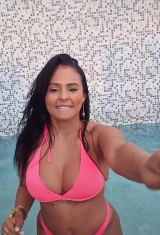 Renee Blimgiz Looks Hot in Pink Bikini at the Pool