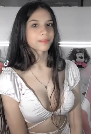 1. Captivating Yojana Hoyos Shows Cleavage in White Crop Top and Bouncing Boobs