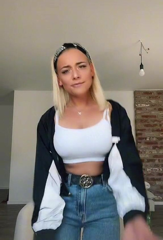 Erotic Saraht1me in White Crop Top and Bouncing Tits