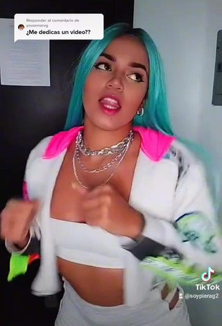 3. Amazing Soypierag2 Shows Cleavage in Hot White Crop Top