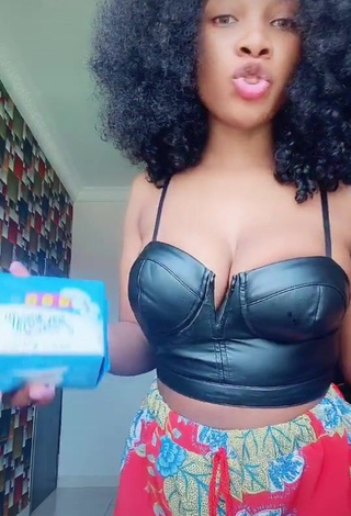 Erotic Tacha Shows Cleavage in Crop Top