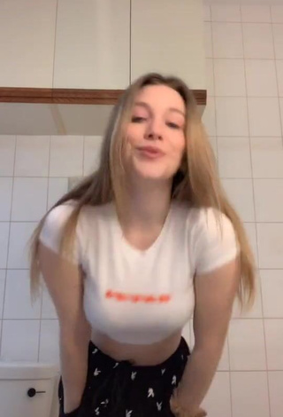 Tiana Everdeen in Cute White Crop Top while Twerking