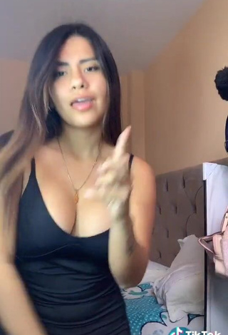 3. Sweetie Thamara Gómez Shows Cleavage in Black Overall and Bouncing Boobs