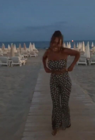 Erotic Amel Bent Shows Butt at the Beach