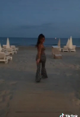 3. Erotic Amel Bent Shows Butt at the Beach