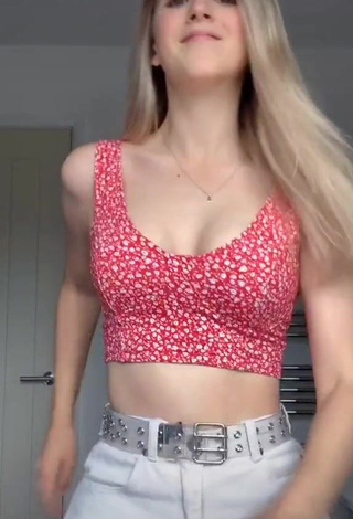 1. Erotic Amélia Grace in Floral Crop Top