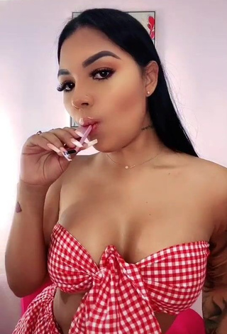 1. Breathtaking Anyuri Lozano Shows Cleavage in Checkered Crop Top