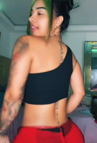 3. Anyuri Lozano Shows her Sexy Cleavage while Twerking