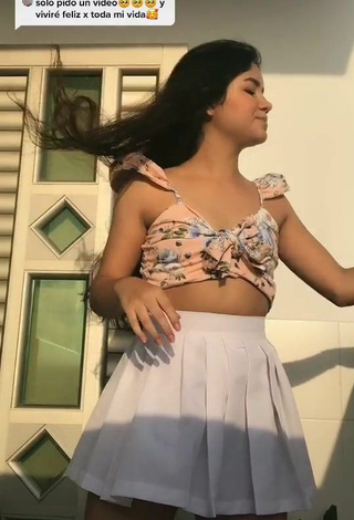 Cute Dimevalu in Floral Crop Top